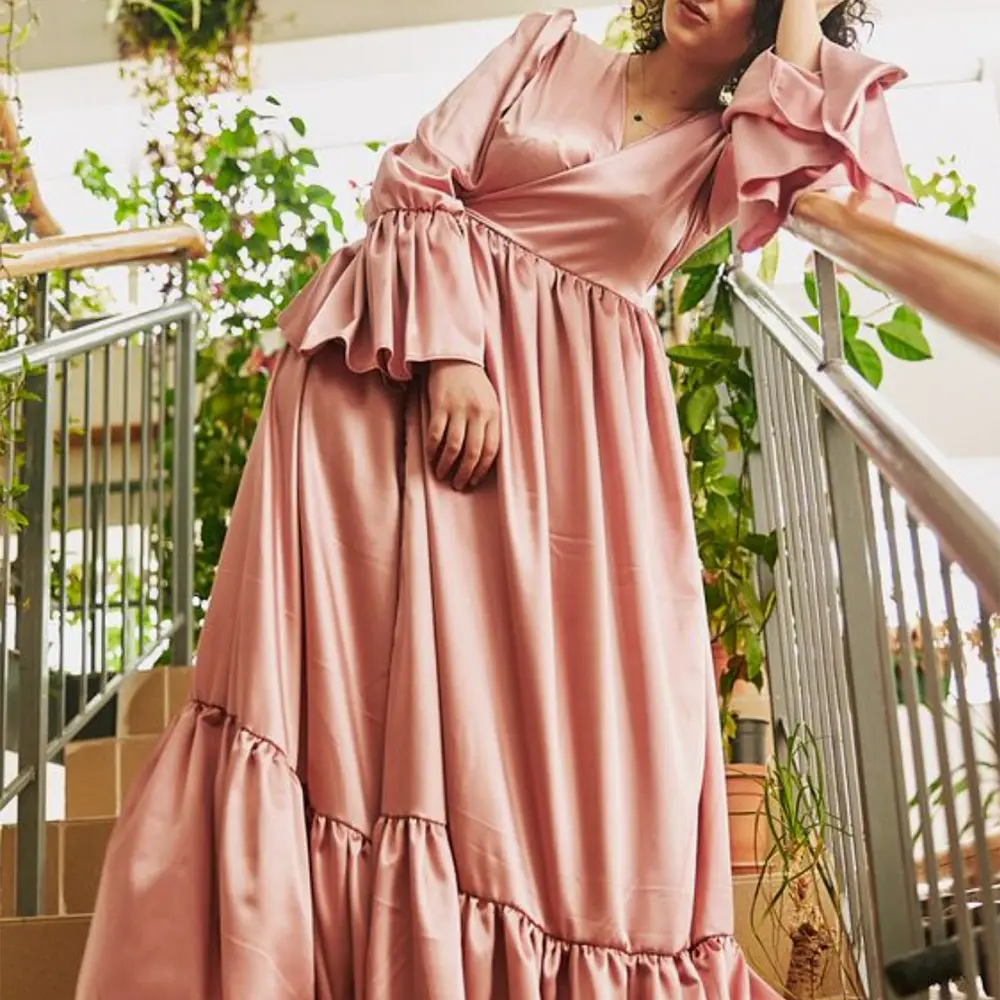 Formelle Ballkleider Loose Twirling Spin Blütenblatt Manschette V-Ausschnitt Langarm Solid Pink Maxi Plus Size Großhandel Formale Ballkleider