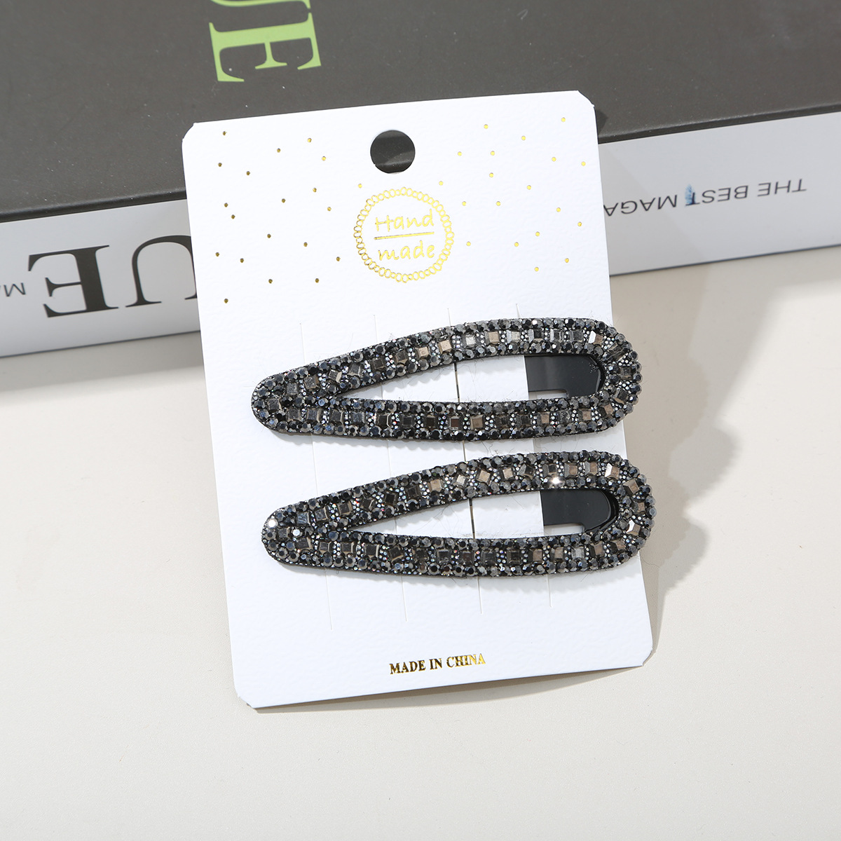 Conjunto de dos piezas negro con diseño de gota y diamante cuadrado.