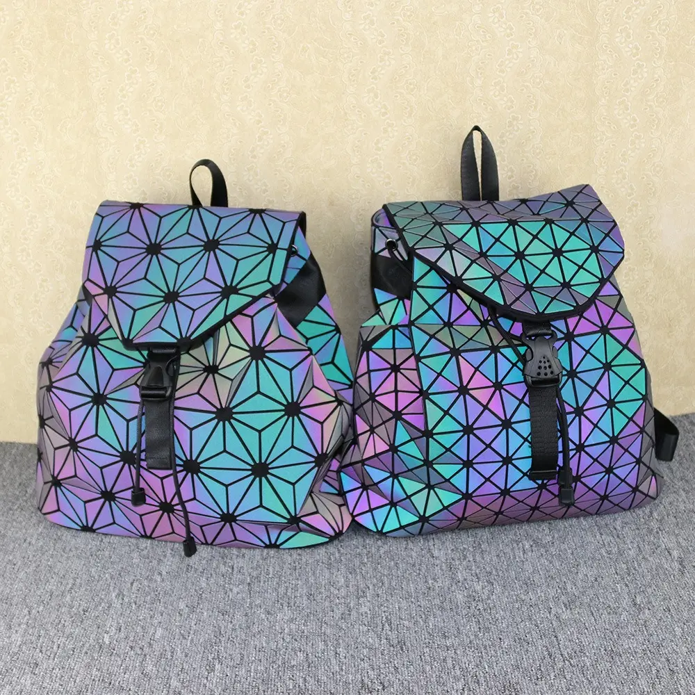 Vente en gros de sac à dos de pom-pom girl réfléchissant sac à dos lumineux de voyage pour femmes sac à dos pour femmes sac à dos géométrique en cuir