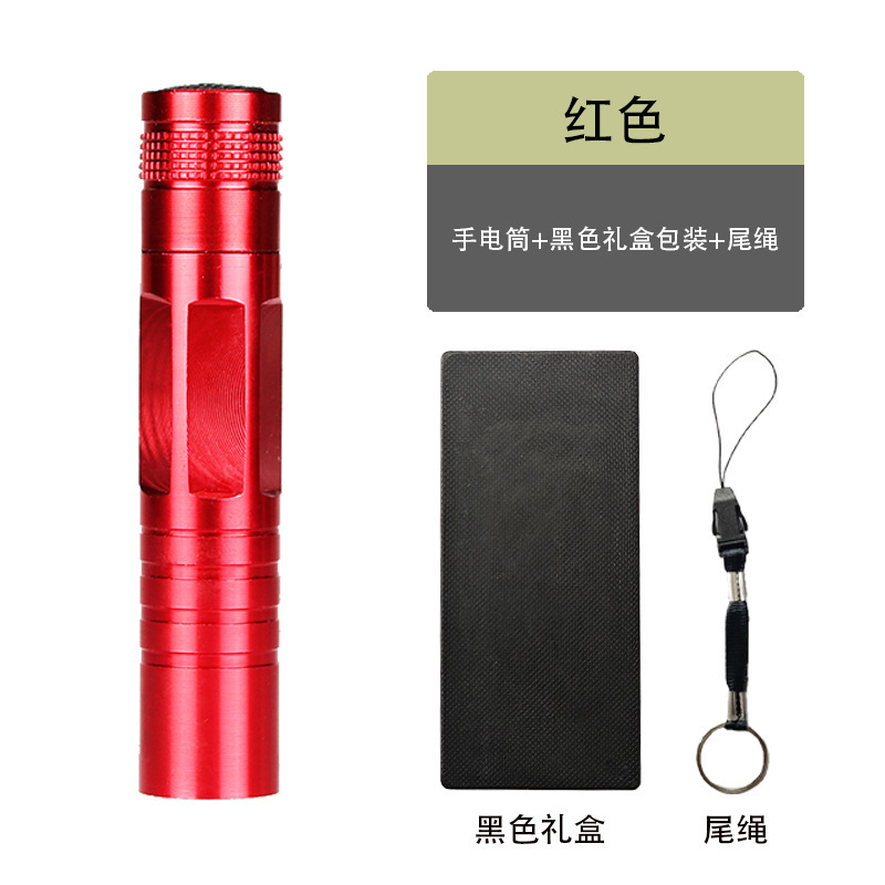 Emballage cadeau noir avec un ruban rouge à l'extrémité.