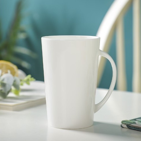 Taza con asa larga en forma de V y media caña.