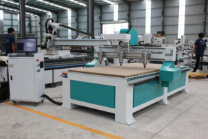 1325 CNC tres cabezas enrutador de carpintería multifuncional MDF puerta que hace la máquina - Product Image 2