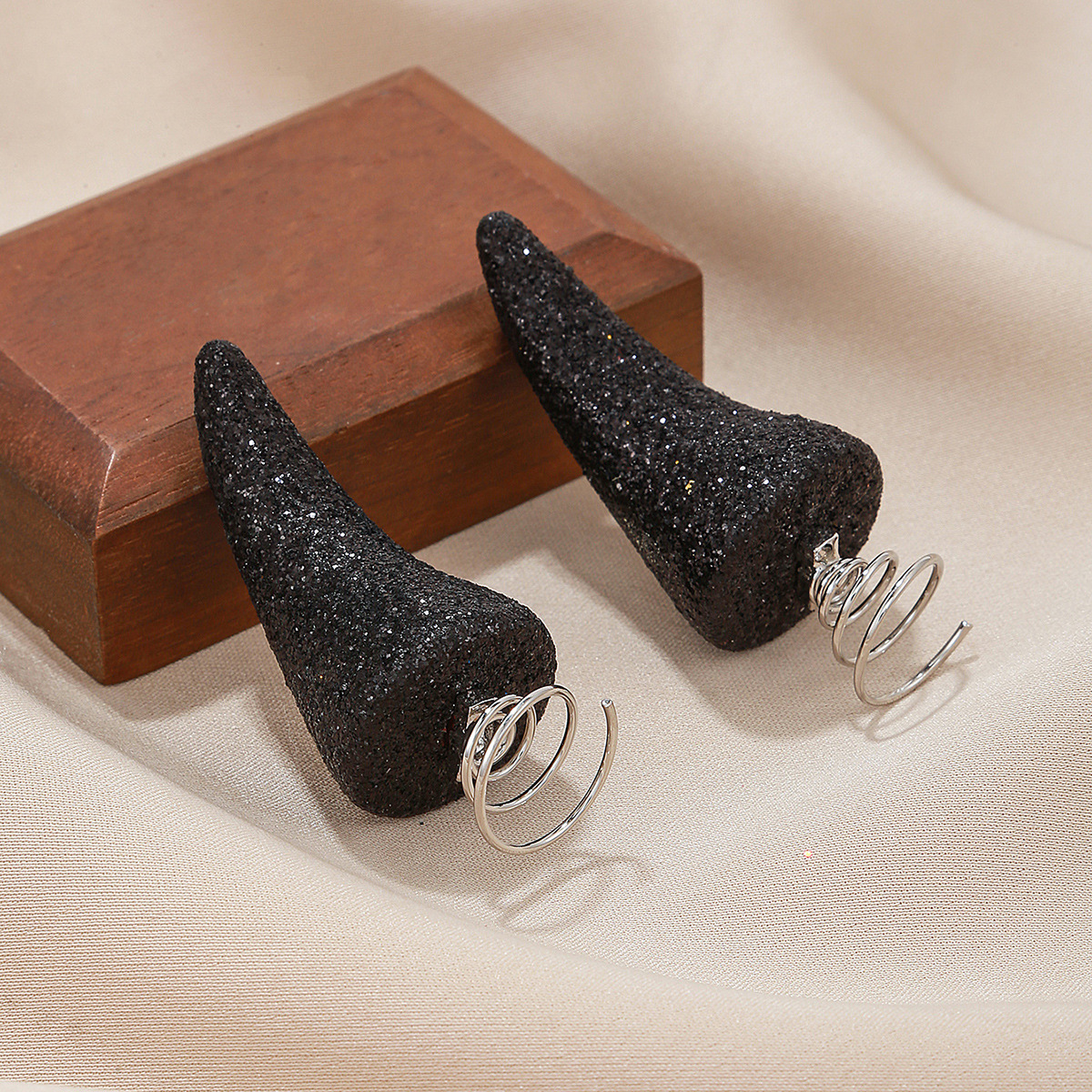 Pair of spring clip-black scallion powder