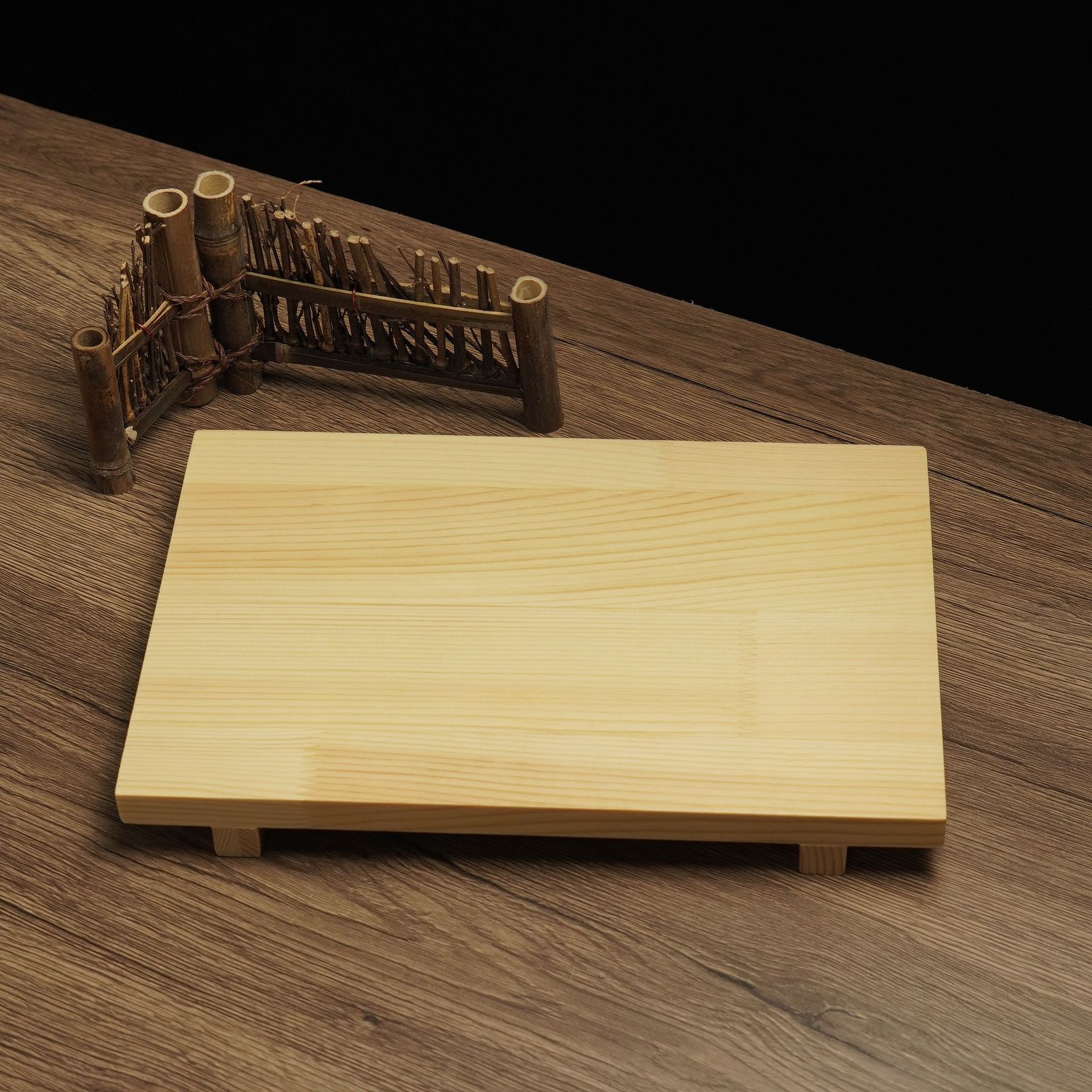 Planche de bois brut de grande taille, 27 x 18 cm.
