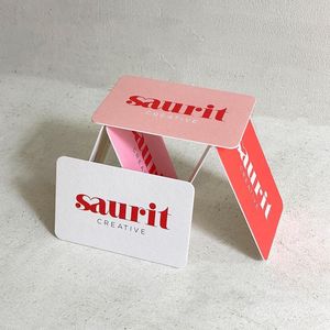 环保牛皮纸名片，带定制标志印刷，用于手工商店或品牌标识展示 - Product Image 4