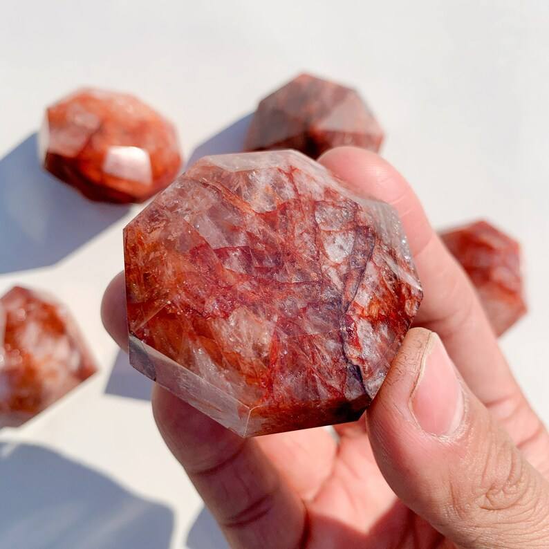 Quartz Rouge Feu Diamant Sculpté