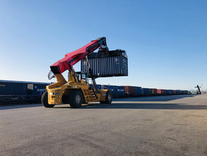 Geladener Container handler SRSC4545H1 45 Tonnen Reach Stacker zum Heben von Containern