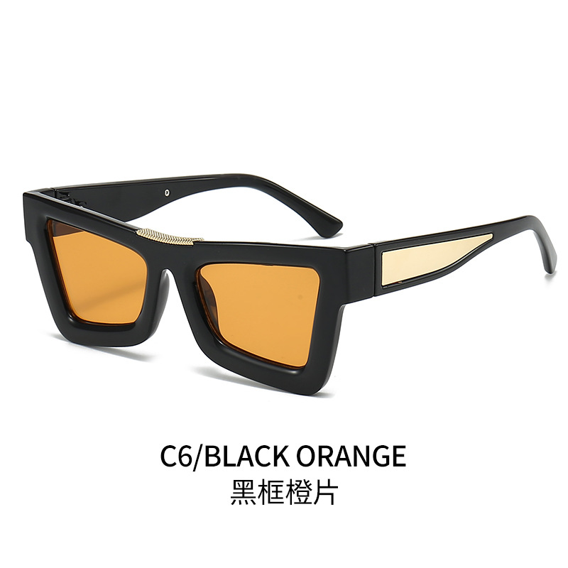 Tranches d'orange dans le cadre noir