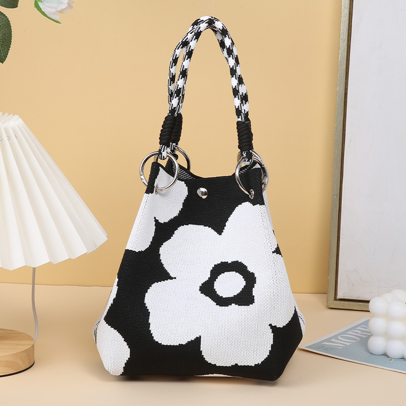 Grandes fleurs blanches sur fond noir