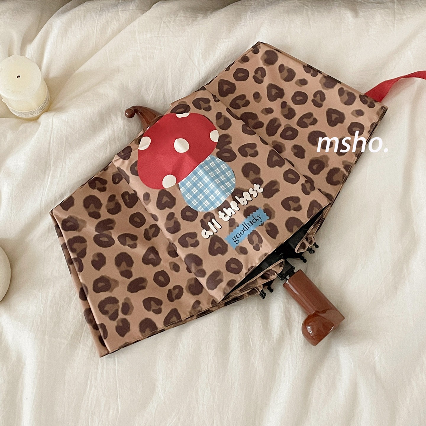 Botas Marrones Y Sombrero Leopardo Hongo