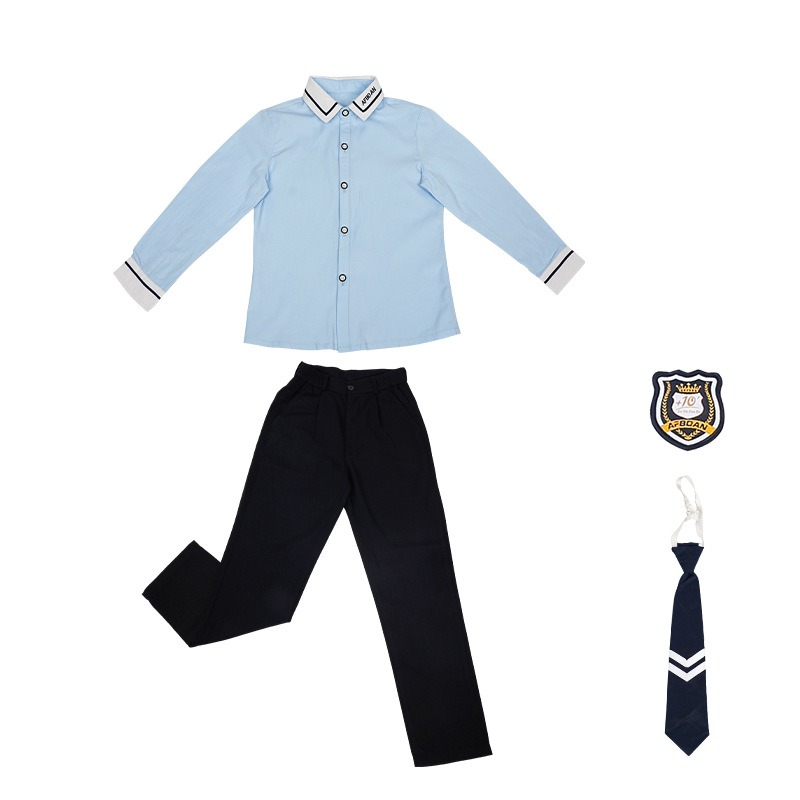 Chemise bleue + pantalon long noir + cravate bleu marine + badge