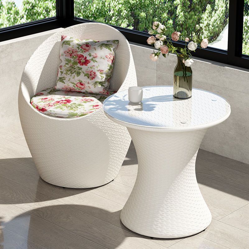 Une table et une chaise (blanche)