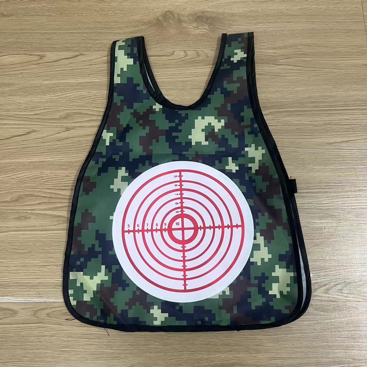 Cible à changement de couleur dans un gilet vert camouflage aquatique