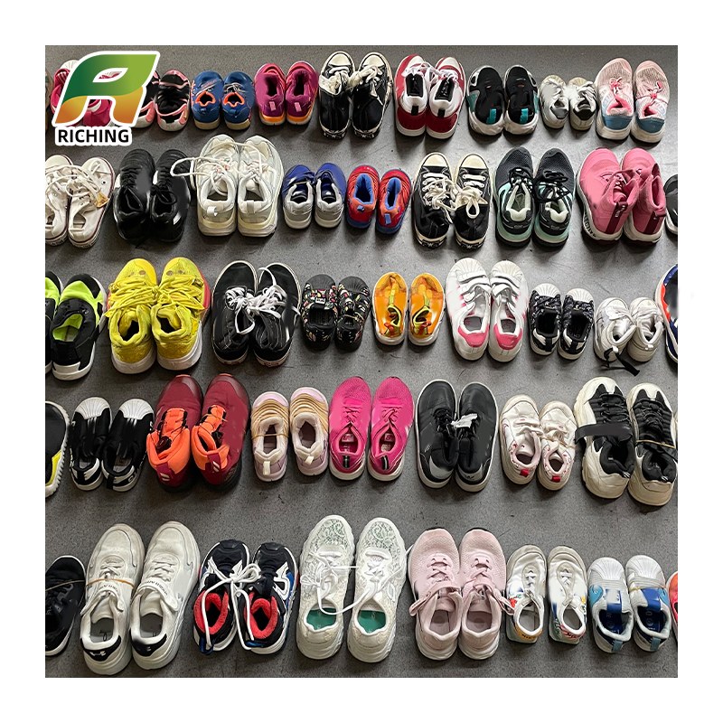 Zapatos de niños usados