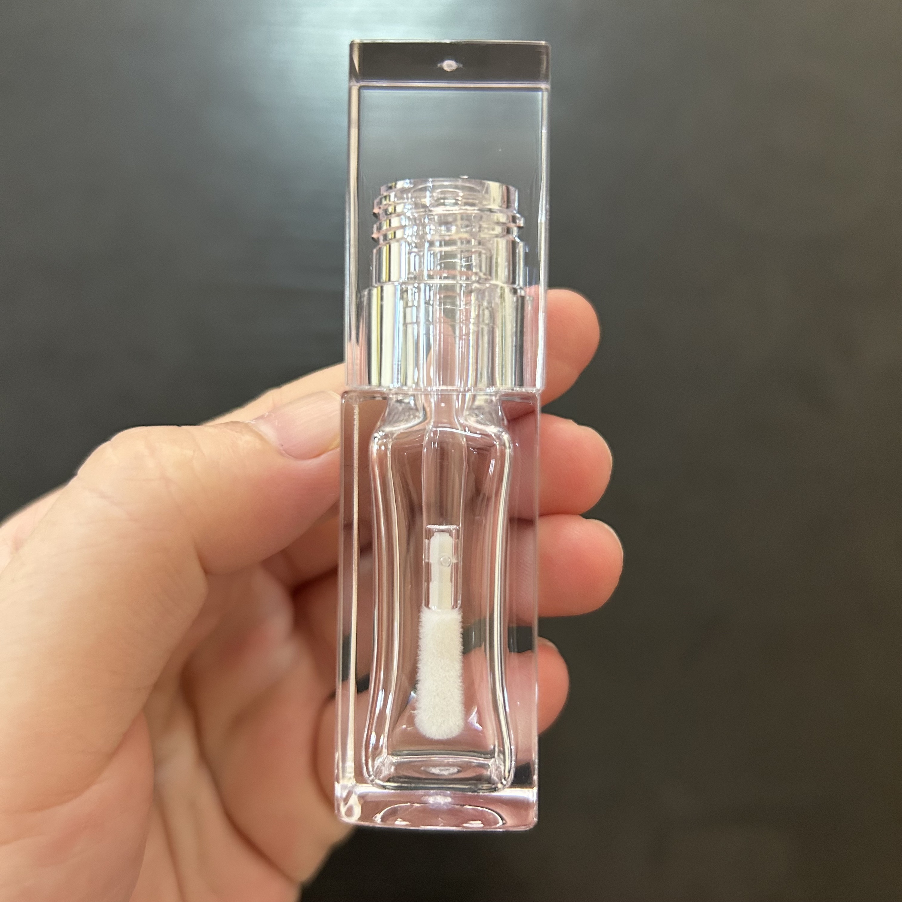 Tube transparent souple de 8 ml avec applicateur pinceau.