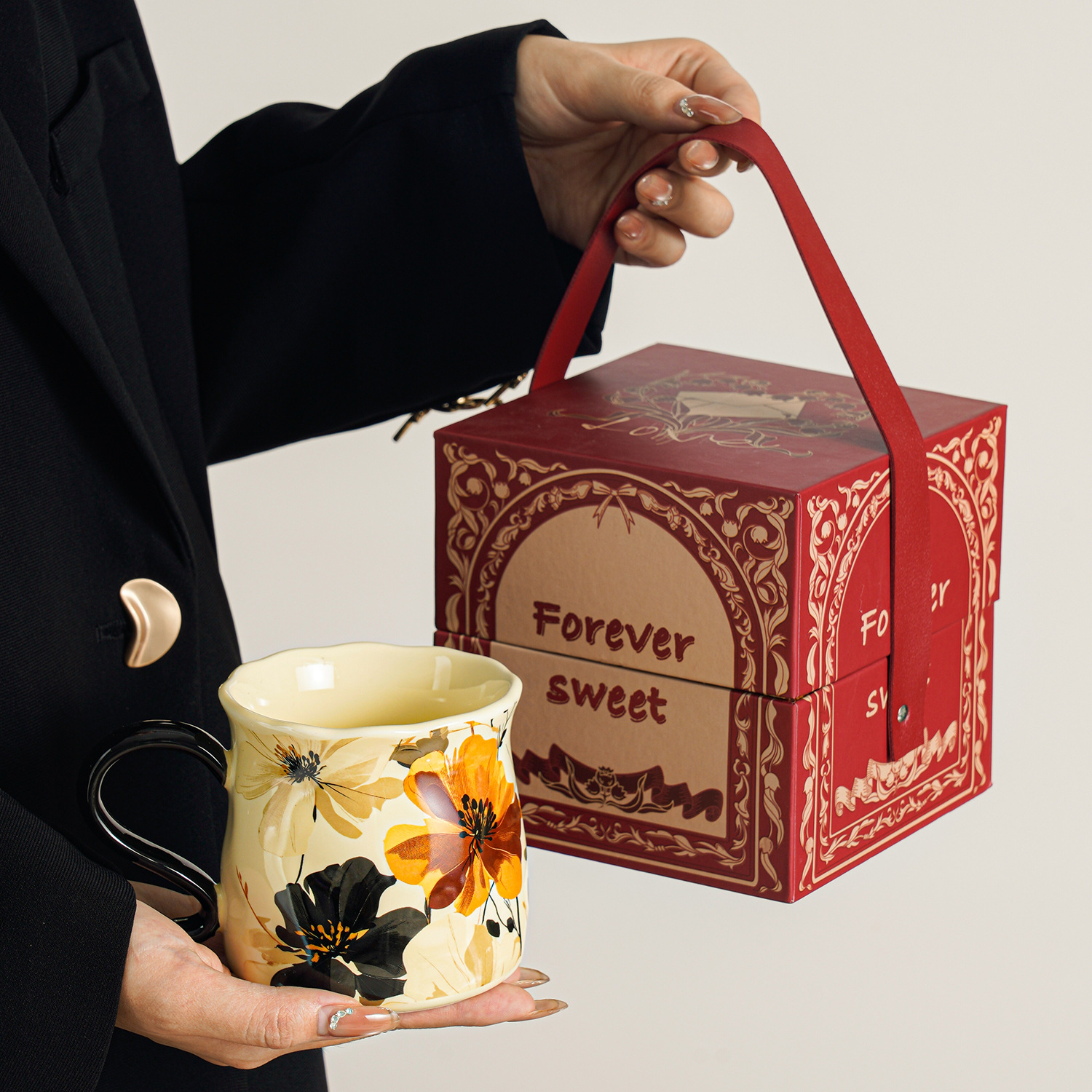 Caja de regalo roja, alegre, con flores y sombras de tinta.
