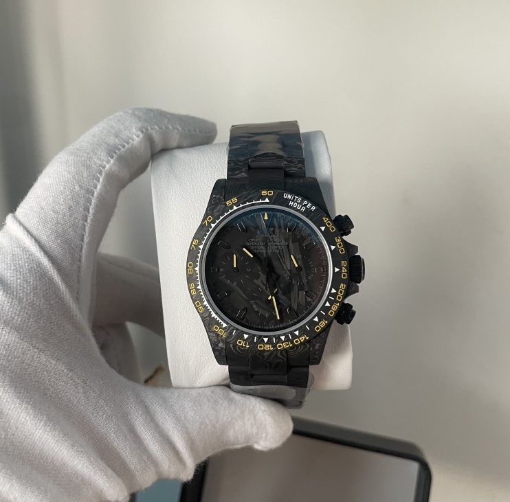 Bracelet boîtier noir-texte jaune