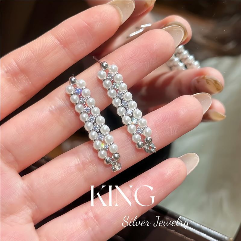 Une paire de boucles d'oreilles en argent