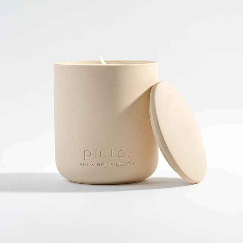 Candela in ceramica beige con coperchio