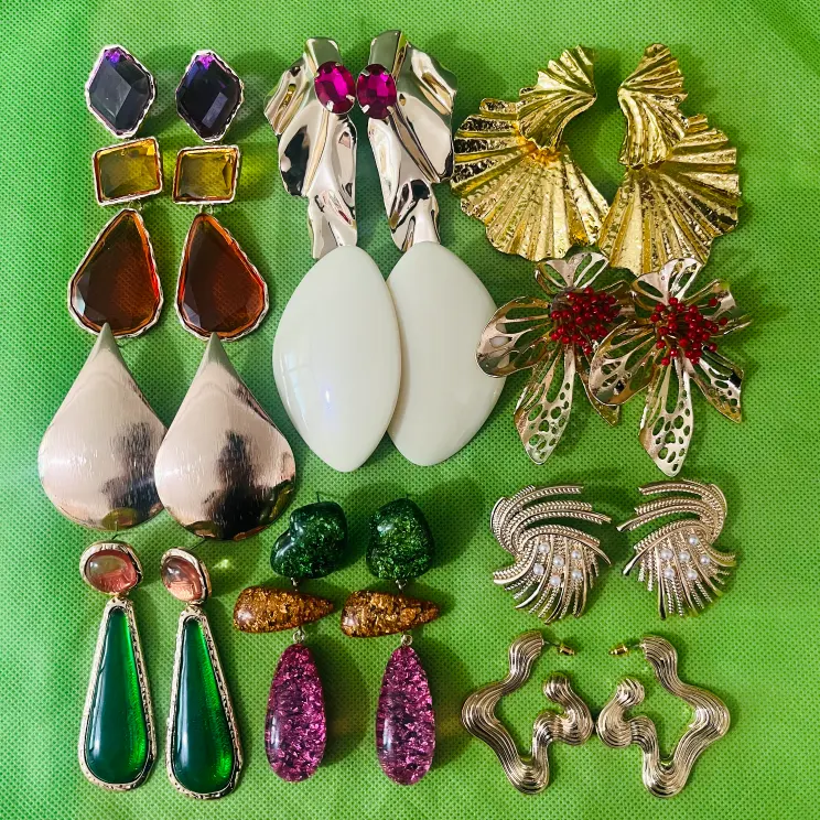 Design 100 all'ingrosso di moda gioielli di cristallo di perle di strass grandi orecchini pendenti per donne placcato in oro orecchini a bottone