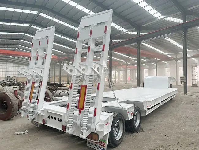 中国3軸40TON 80TON 100 TONシャーシローダーLOWBOY TRAILER GOOSENECK SEMI TRAILERS