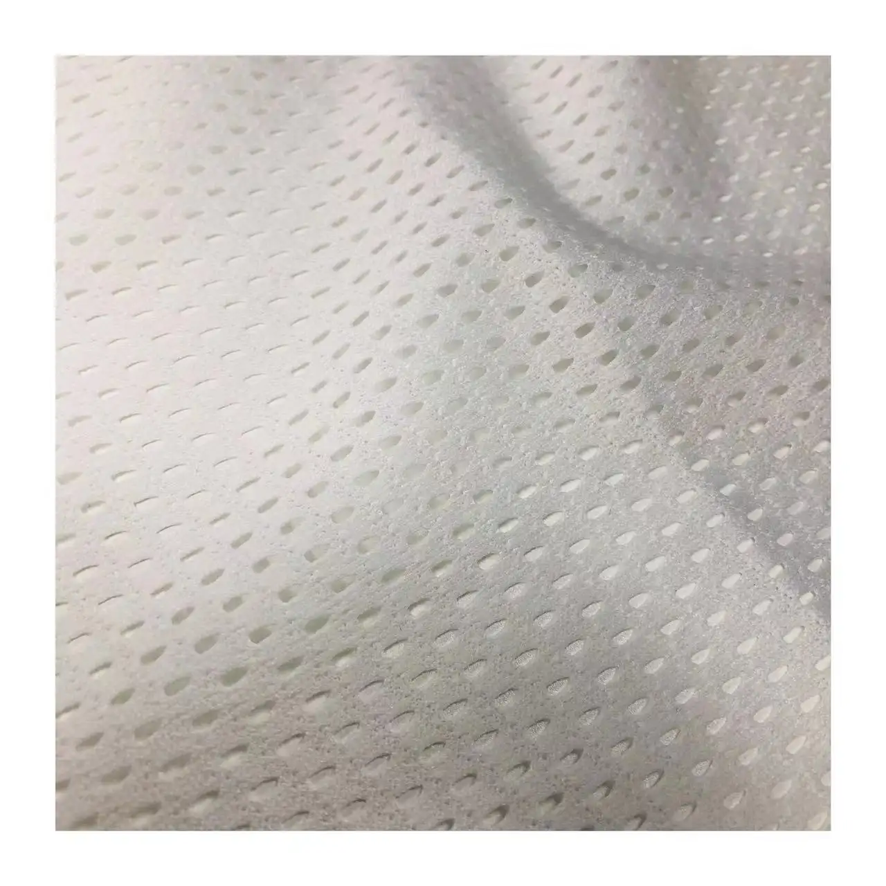 Venta al por mayor de ropa transpirable de punto 100% poliéster que absorbe la tela de malla de ojo de pájaro blanco para ropa deportiva y traje de pelota