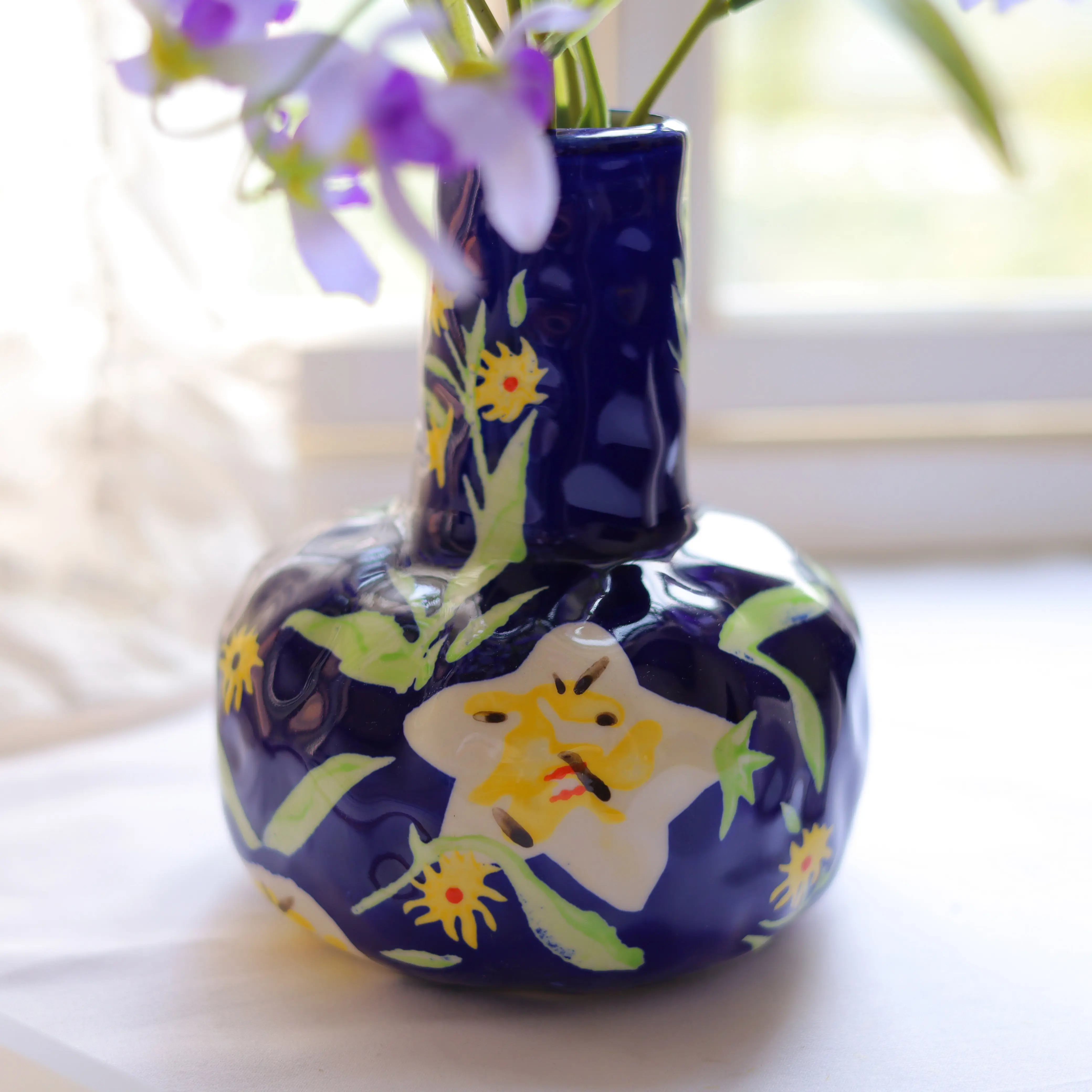 Jarrón de porcelana japonesa azul de boca estrecha con textura áspera para flores y plantas artificiales