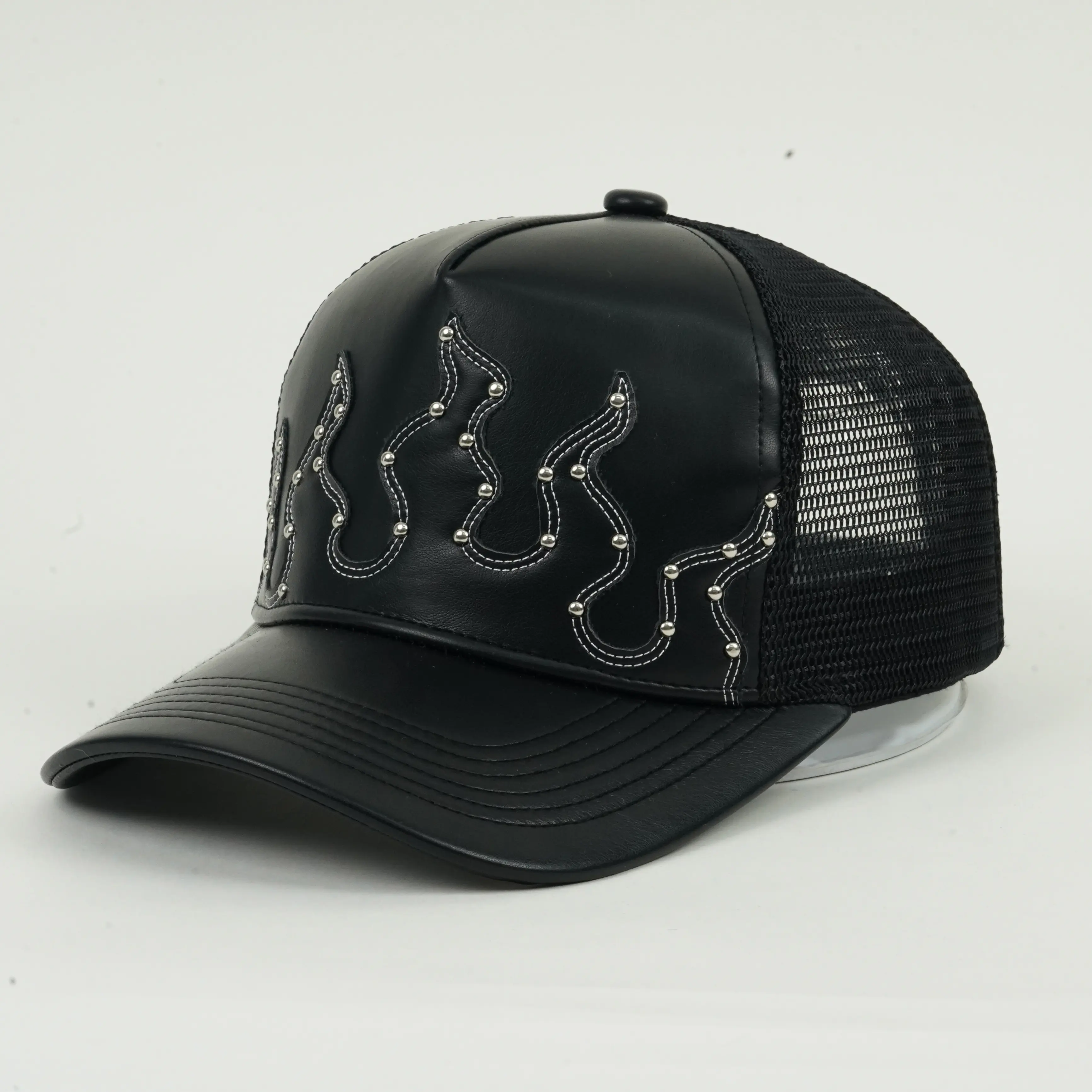 Cappello da camionista in pelle nera PU di alta qualità rivetti personalizzati berretto a rete a 5 pannelli Hip Hop per uomo