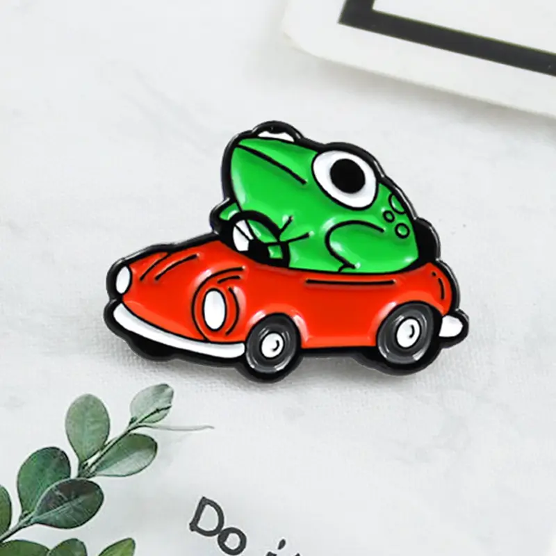 Broche noire en émail pour enfants, rétro, en forme de grenouille verte, conduite rouge, broches de voitures, dessin animé pour sac à dos, broche en émail d'animal grenouille