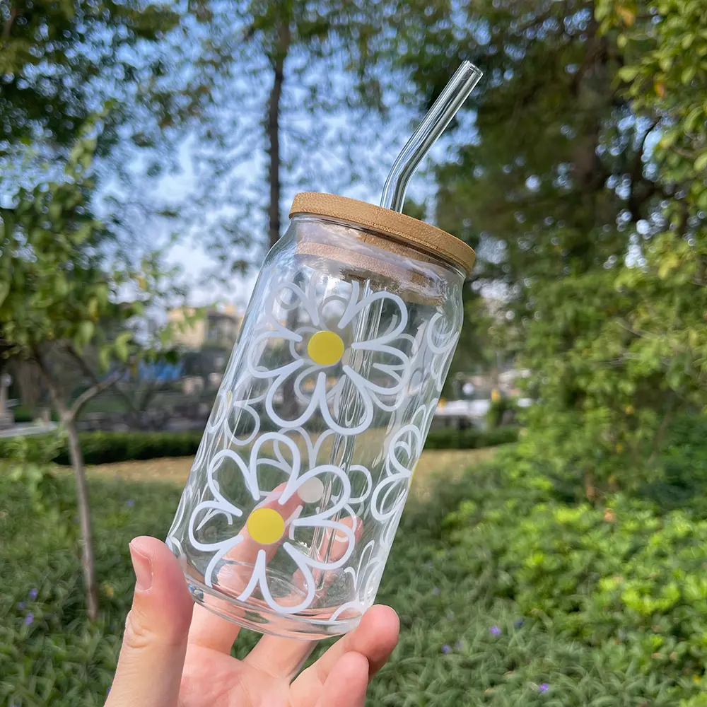 대나무 뚜껑과 빨대 캔이있는 화이트 데이지 16oz Libbey 유리 캔 아이스 커피 우유 주스를위한 보헤미안 꽃 디자인 유리 모양