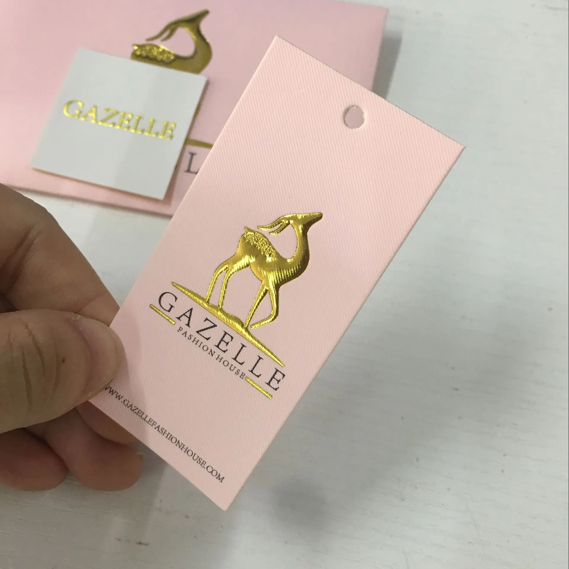 Toptan mat kağıt kabartmalı altın damgalama logo askılı etiketler giysiler için etiket