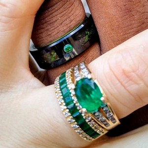 Moda 8mm erkekler kırmızı oluk eğimli kenar paslanmaz çelik Celtic ejderha yüzük zirkon kakma kırmızı karbon fiber yüzük erkekler düğün Band