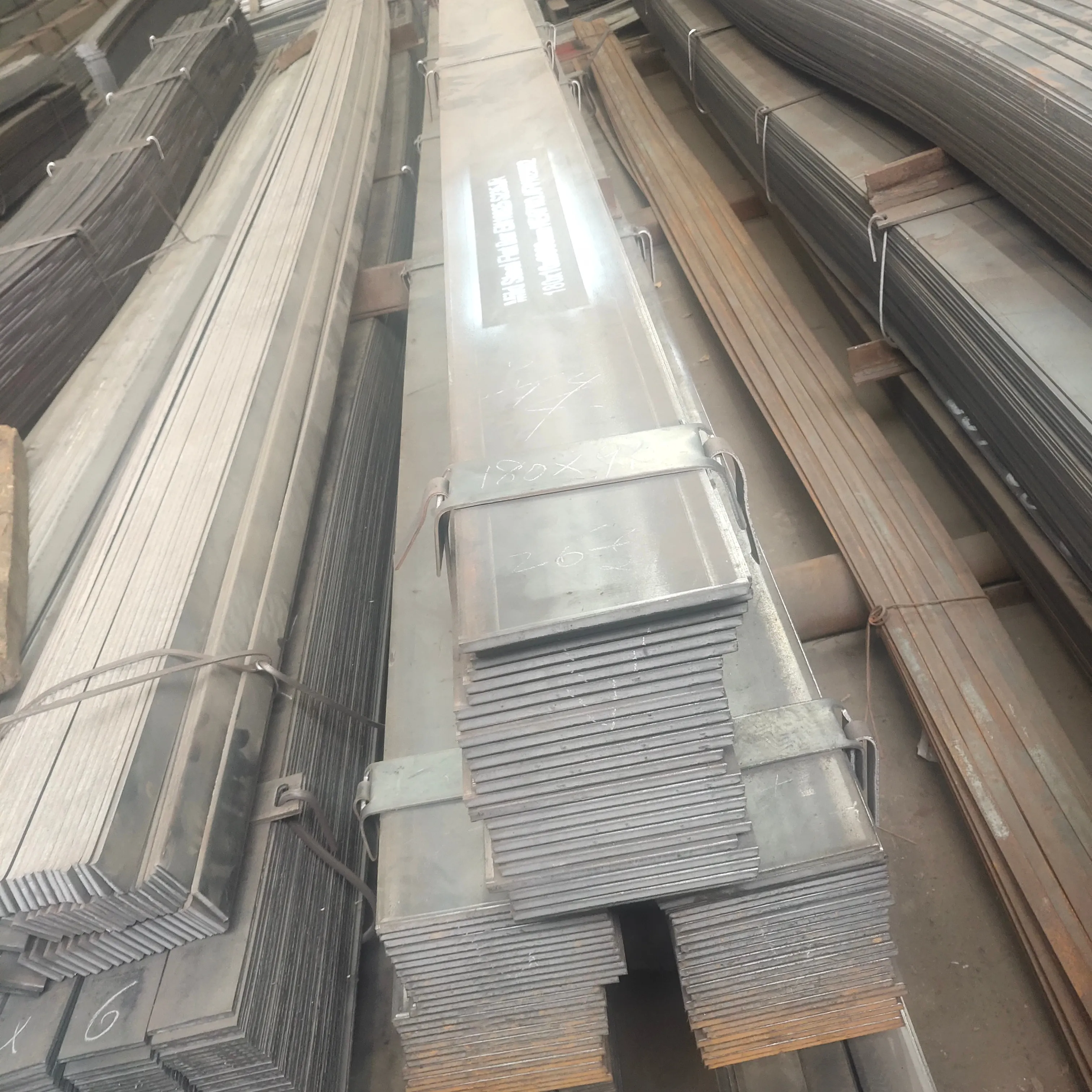 Alto estándar de hierro plano de los precios del acero galvanizado por inmersión en caliente 25x3 de barra de acero galvanizado de zinc Barra plana de acero