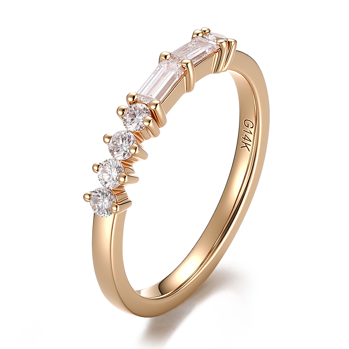 Bague en or massif 18 carats avec diamant de laboratoire.