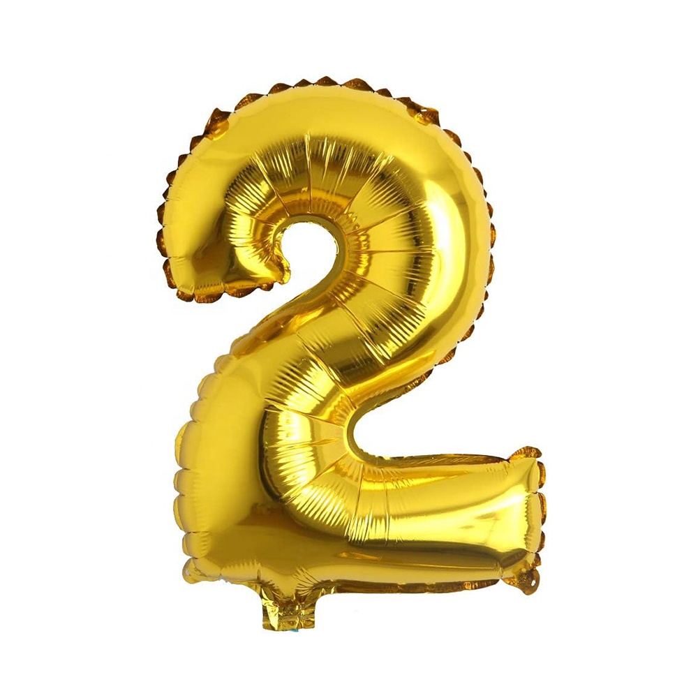 2 globos con números dorados