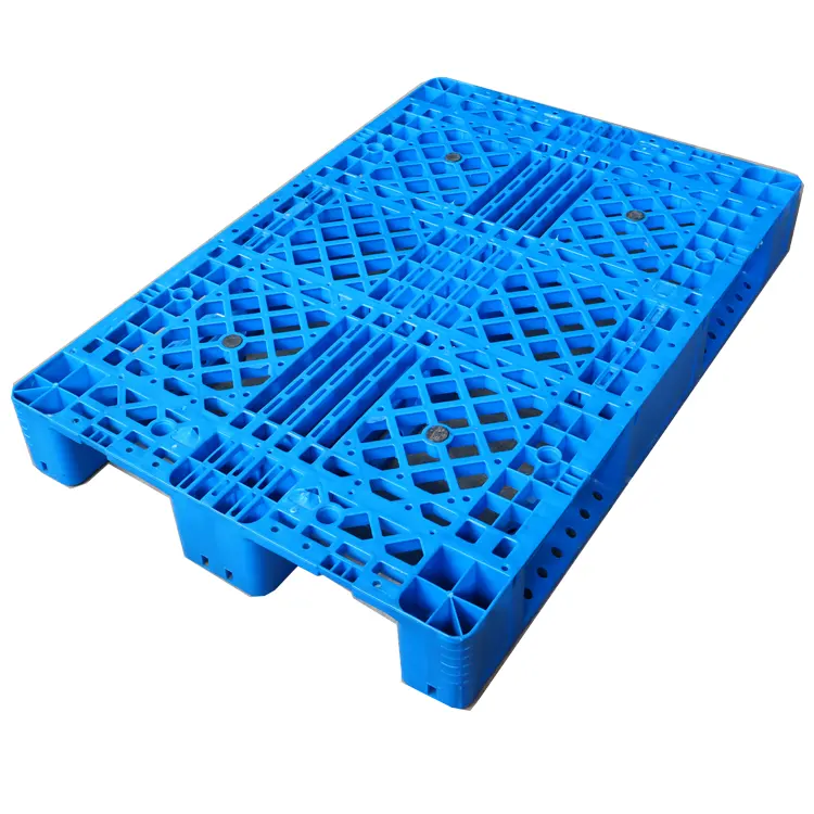 Almacén Racking Use Four Runners Flat Type Hdpe Plastic Pallet con tubos de acero