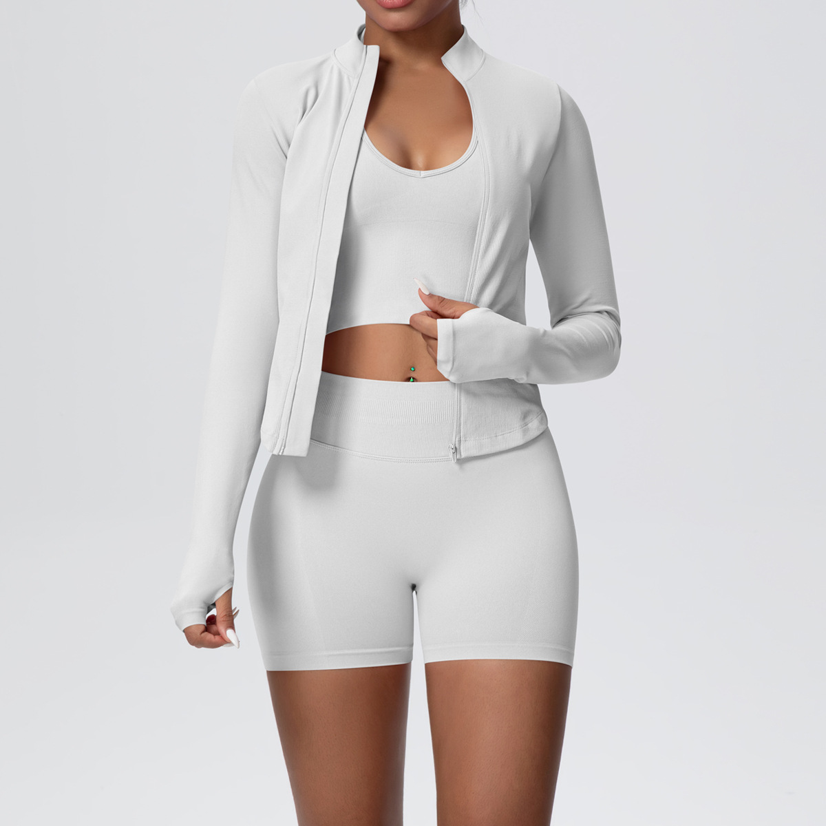 Chaqueta blanca + pantalones cortos + sujetador