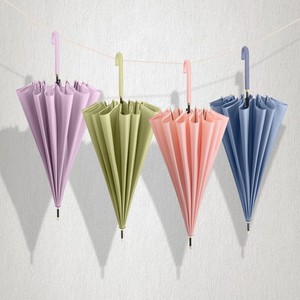 批发23英寸 * 16k成人用带弯曲手柄的纯色自动直防风伞 - Product Image 3
