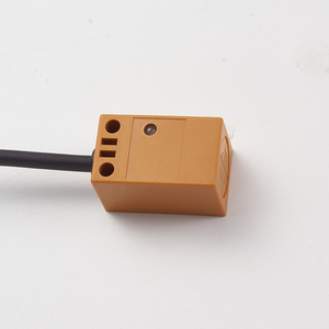 La distancia de detección del sensor de proximidad inductivo rectangular frente al metal es de 0-10mm. - Product Image 2