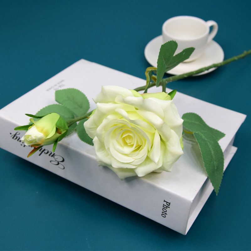 2 rose bianche a ramo corto, modello n.1