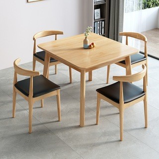 Una mesa y dos sillas (color madera natural)