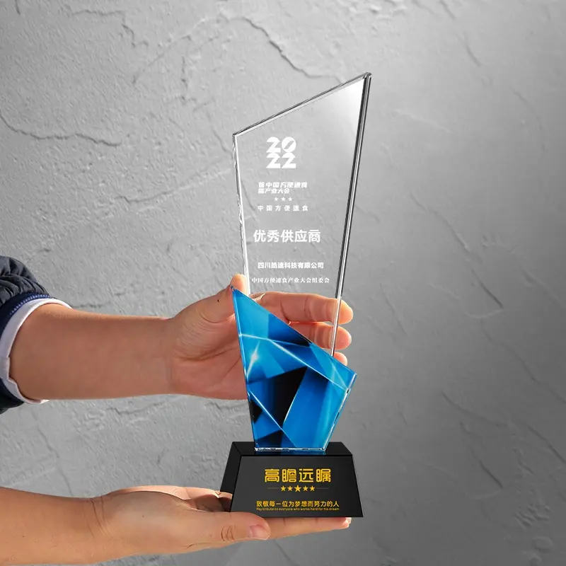 بيع بالجملة جوائز زجاجية بلورية سعر المصنع سلسلة شكل سكين نقش مجاني هدايا تذكارية منافسة إبداعية
