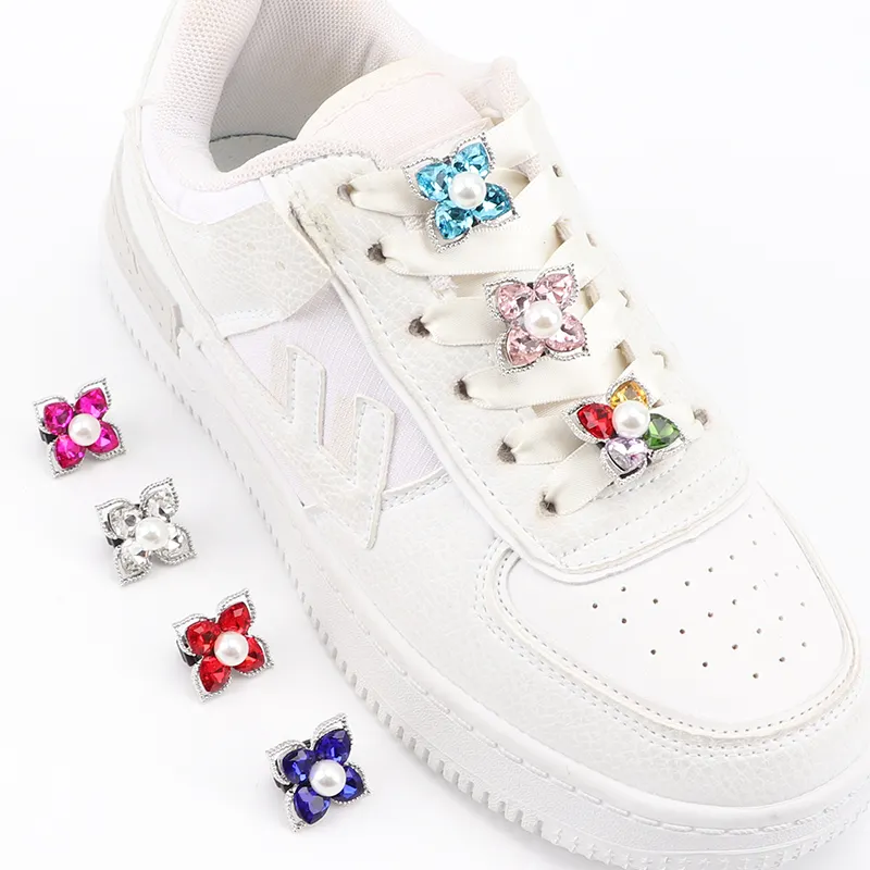 2024New Diamond AF1/AJ decorazione di lussuosi lacci di scarpe lucidi charm con ciondoli di fiori con fibbia per scarpe