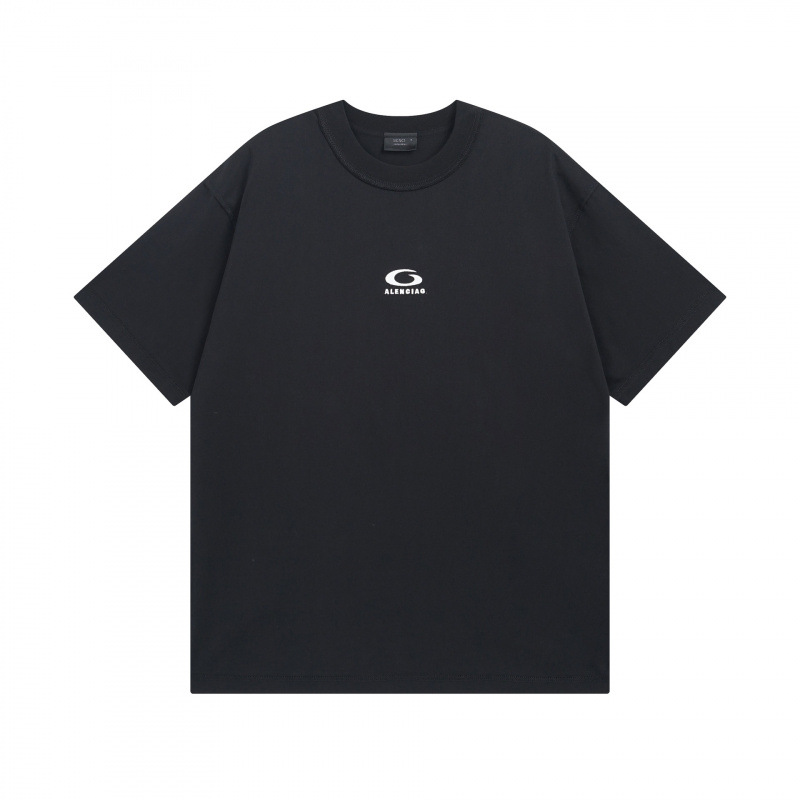 Broderie poitrine avec logo en caractères gothiques noirs