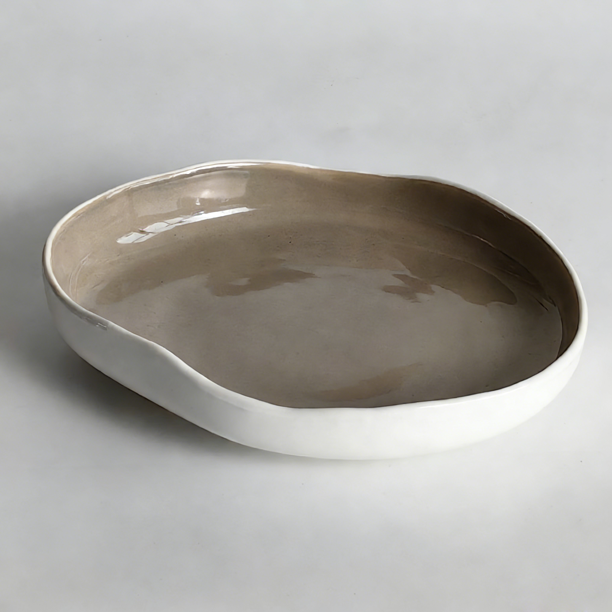 Plato hondo Stone de 8.5 pulgadas - interior gris, exterior blanco.