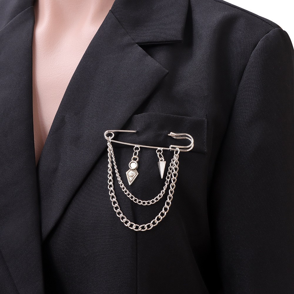 Broche multicouche en toile d'araignée avec crâne de pirate