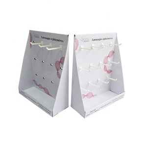 Soporte de mostrador de gancho impreso CMYK soporte de exhibición de cartón POS de exhibición de clavija corrugada con ganchos para dulces - Product Image 4