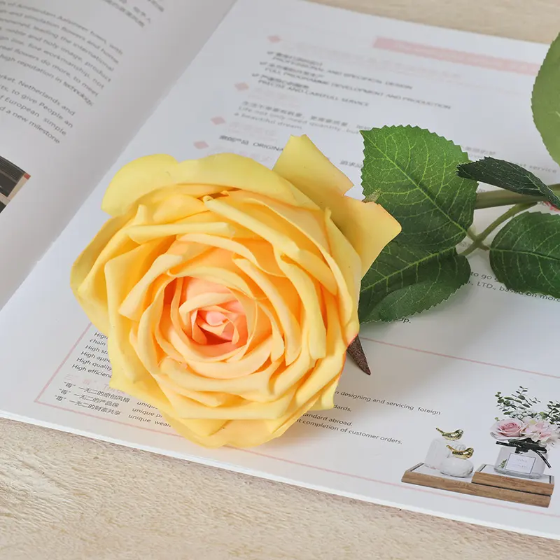 अमेज़न उच्च गुणवत्ता थोक रेशम फूल शाखाओं गर्म बिक्री शादी की सजावट गुलाब का फूल थोक कृत्रिम पीले गुलाब