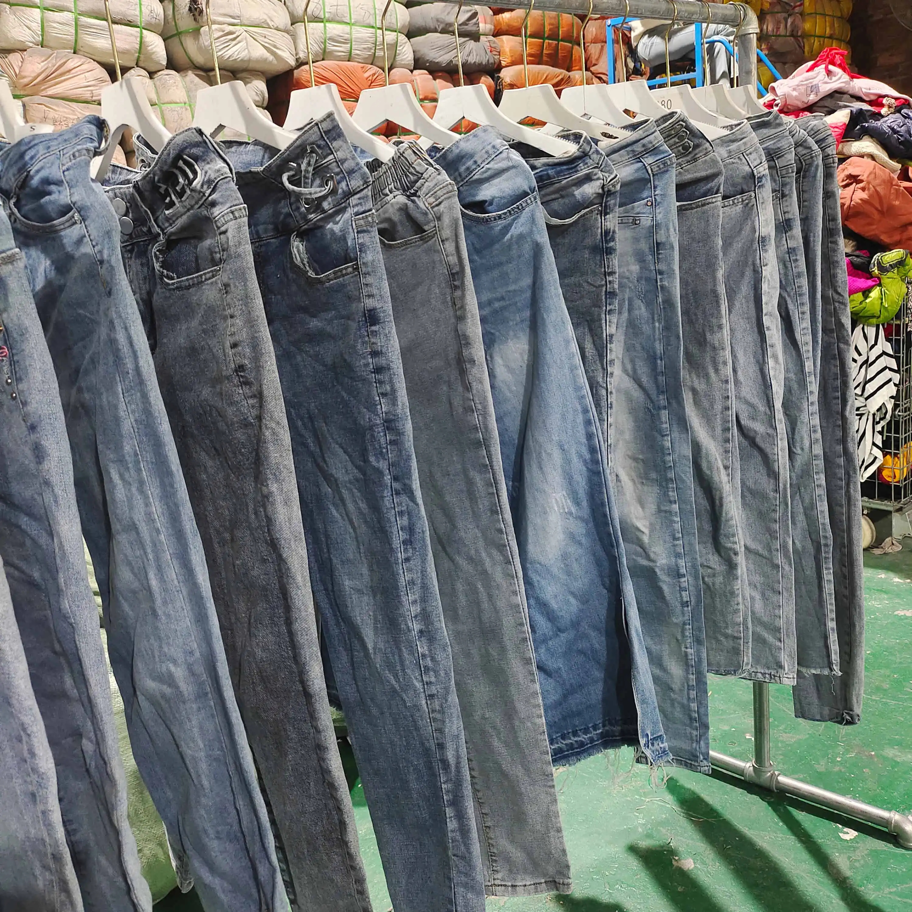 ขายในปริมาณมาก โรงงานจัดหุ้น กางเกงยีนส์มือสอง สําหรับสินค้าใหม่ stocklots กางเกงยีนส์มือสอง