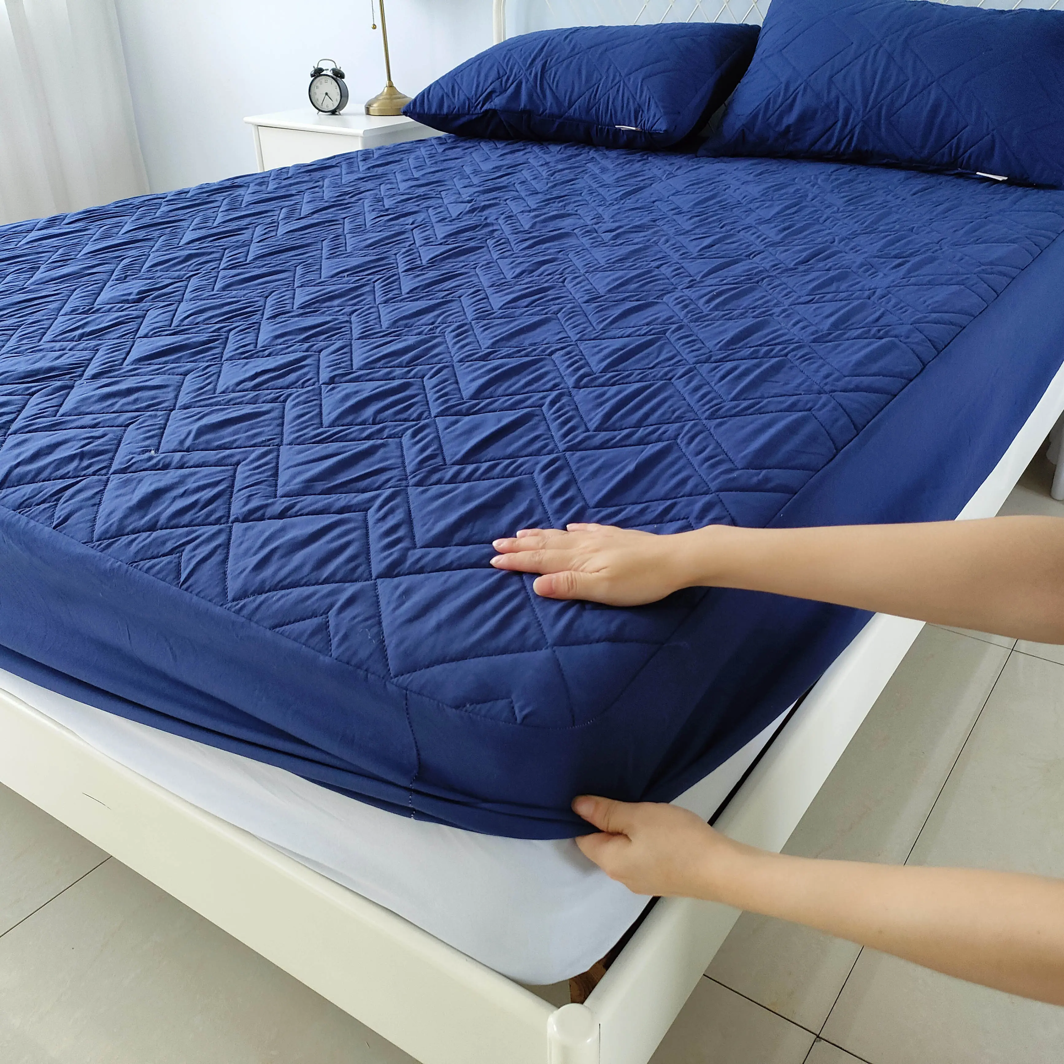 Pelindung kasur berlapis antiair 100%, pelapis penyerap untuk Hotel Cal King Size Microfiber kamar tidur anyaman OEM 40